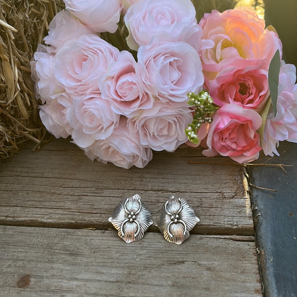 Vintage Navajo Artesian Sterling Silver Lotus Hibiscus Flower Post Earrings